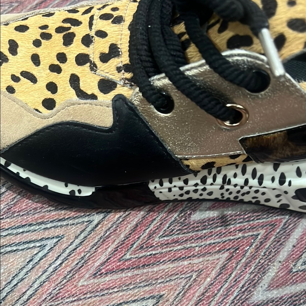 STEVE MADDEN Cliff Sneaker Leopard Hide Print w/ Black Gold leather Accents sz7 - Picture 5 of 6